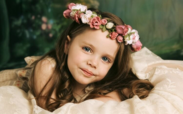 portret dziewczynki w wiankiem kwiatów na głowie